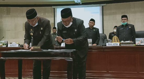 Bersama DPRD, Pemkab Luwu Timur Teken Persetujuan Ranperda Pertanggungjawaban Pelaksanaan APBD 2019
