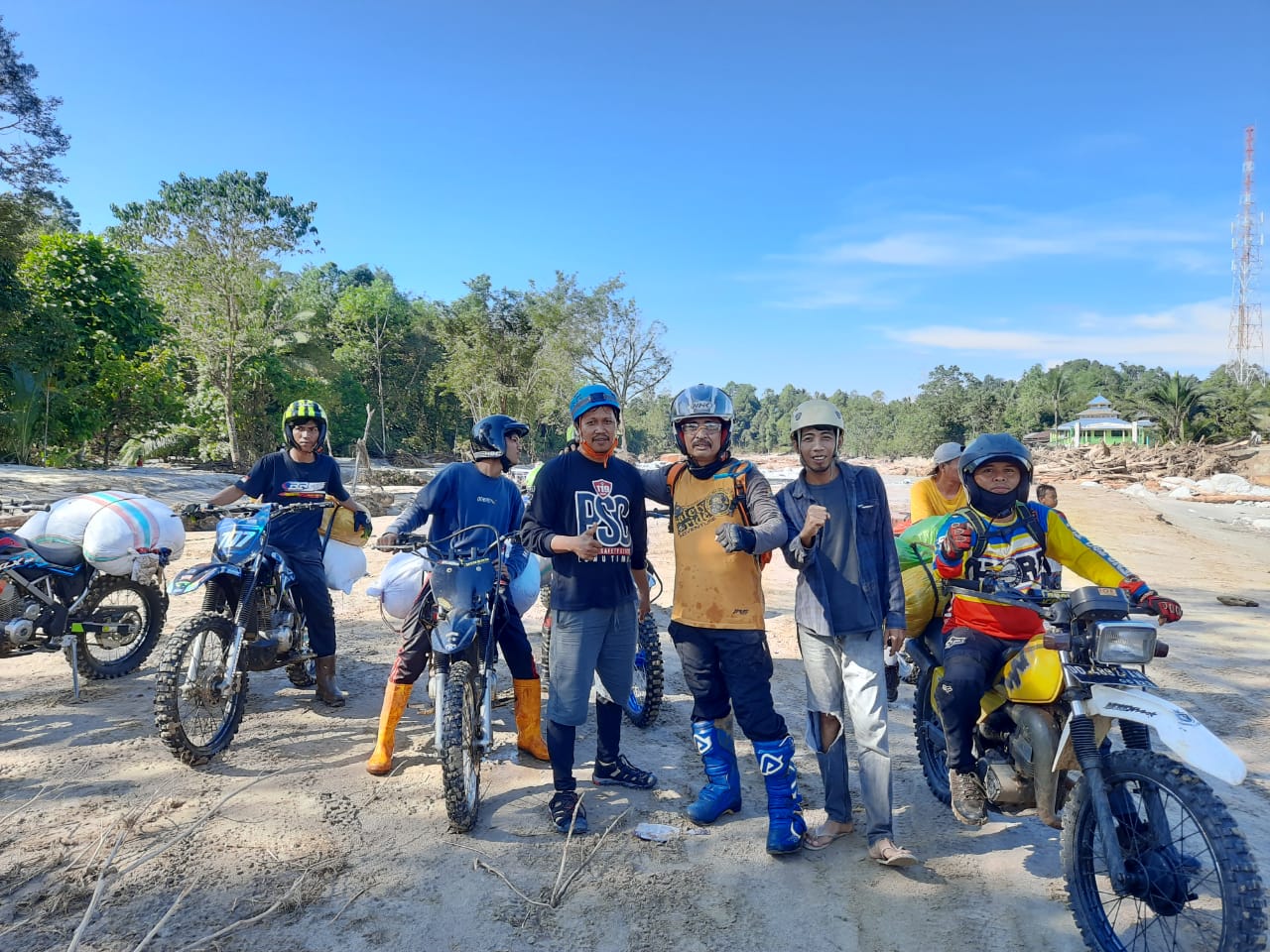 Komunitas Motor Trail Vetrac KampungMX, Bonceng Logistik Ke Titik Bencana Terparah