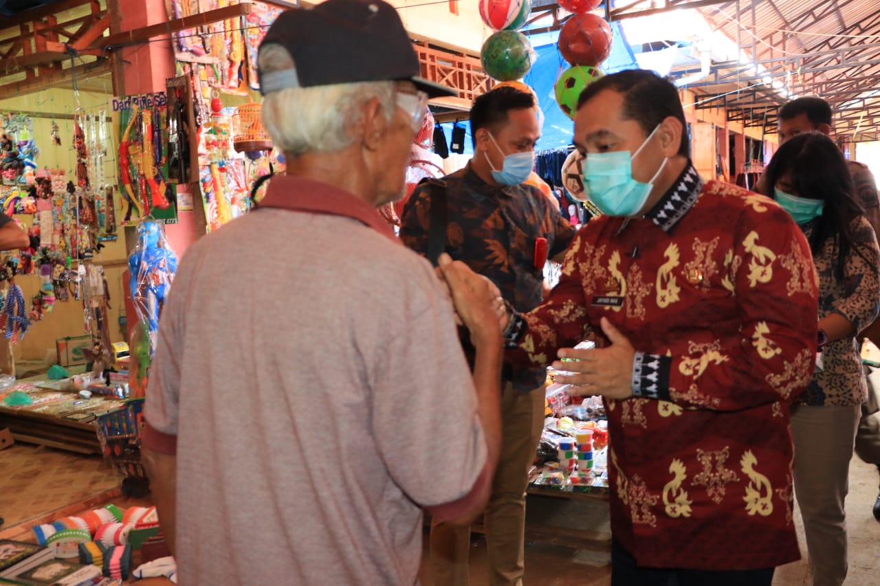 Gerakan Luwu Timur Bermasker, Pjs. Bupati Bagikan Masker Langsung ke Pengunjung Pasar