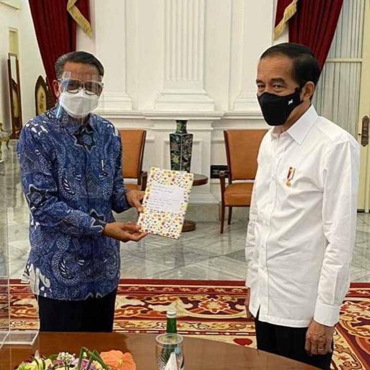 Gubernur Sulsel Berikan Buku Karya Siswi SMP Luwu Timur Kepada Presiden Jokowi