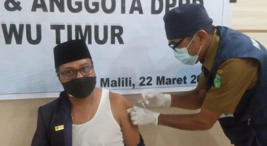 Pimpinan dan Anggota DPRD Lutim di Vaksin, Semuel Kandati: Masyarakat Tak Perlu Takut!