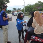 Berkah Ramadhan, DPK KNPI Wotu Berbagi Takjil dan Masker Kepada Pengguna Jalan