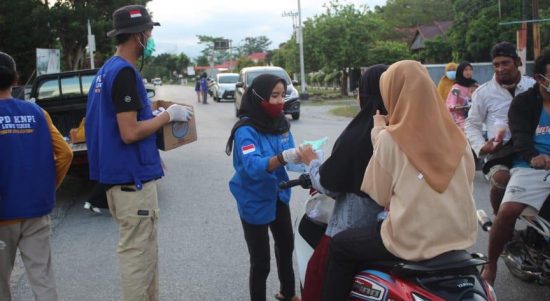 Berkah Ramadhan, DPK KNPI Wotu Berbagi Takjil dan Masker Kepada Pengguna Jalan