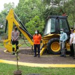 Tinjau Pembangunan Sawerigading Park, Bupati Sempatkan Tanam Pohon