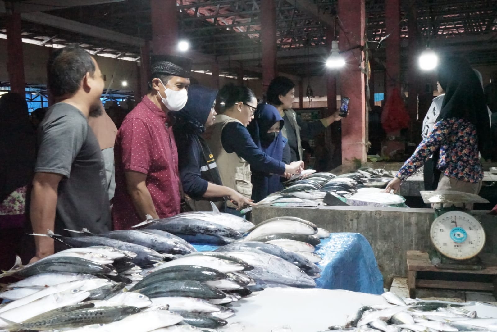 Tim Terpadu Temukan Banyak Ikan Tidak Segar di Pasar Malili