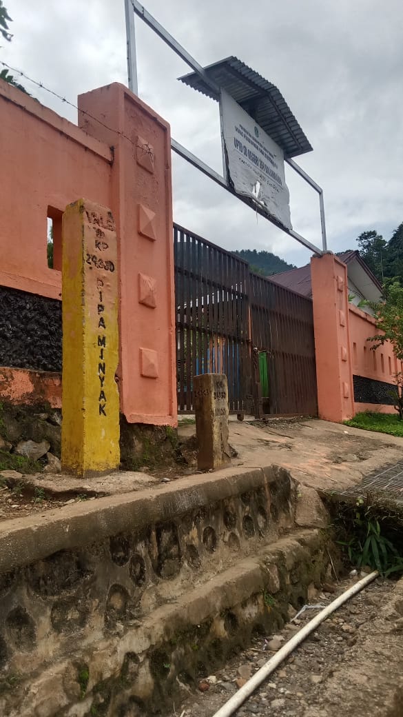 Potret Pipa Minyak PT Vale di Depan Pagar SD Balambano