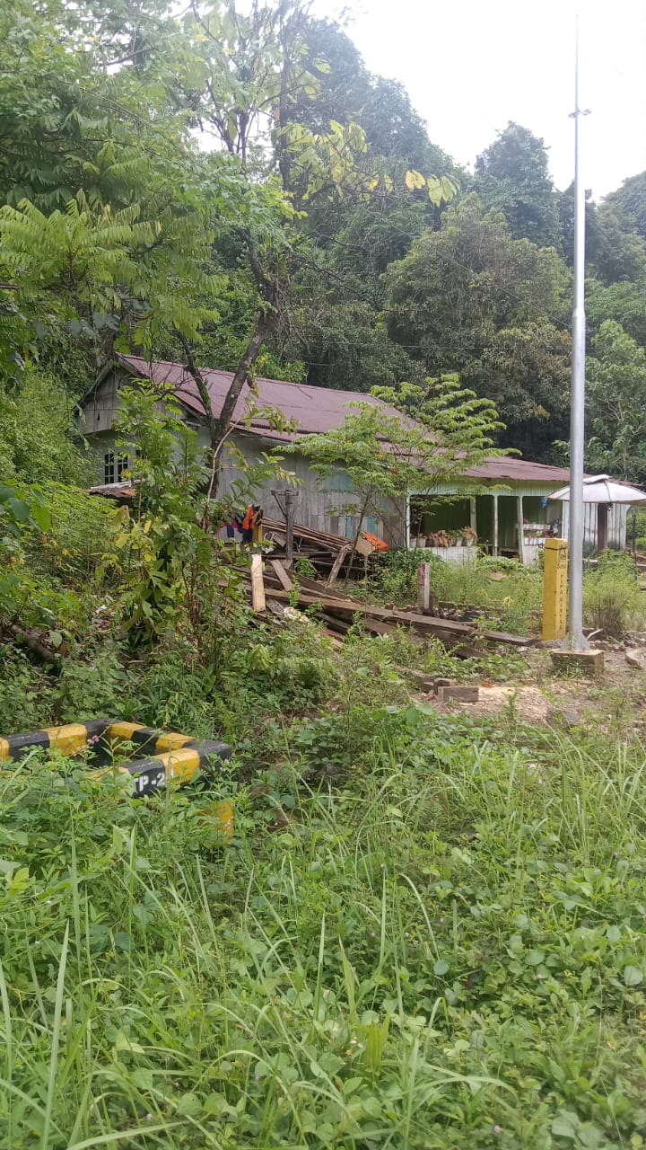 Potret Pipa Minyak PT Vale di Depan Rumah Warga Balambano