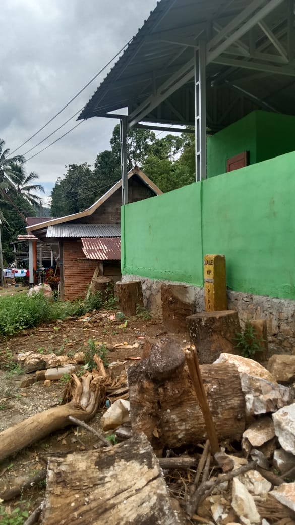 Potret Pipa Minyak PT Vale di Dinding Bangunan Posyandu Balambano